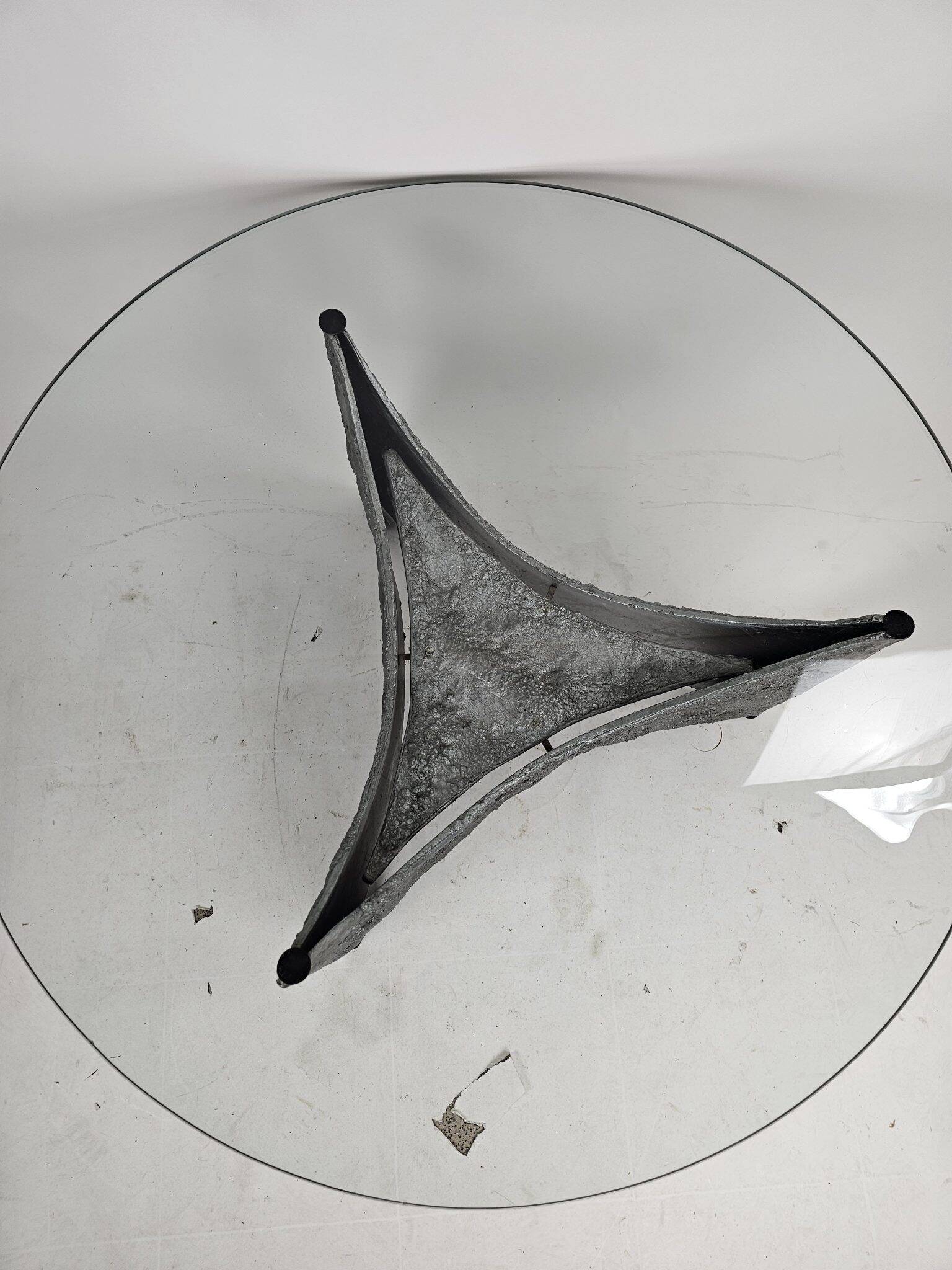 Table basse brutaliste ronde en aluminium coulé avec verre éclairé, années 1970