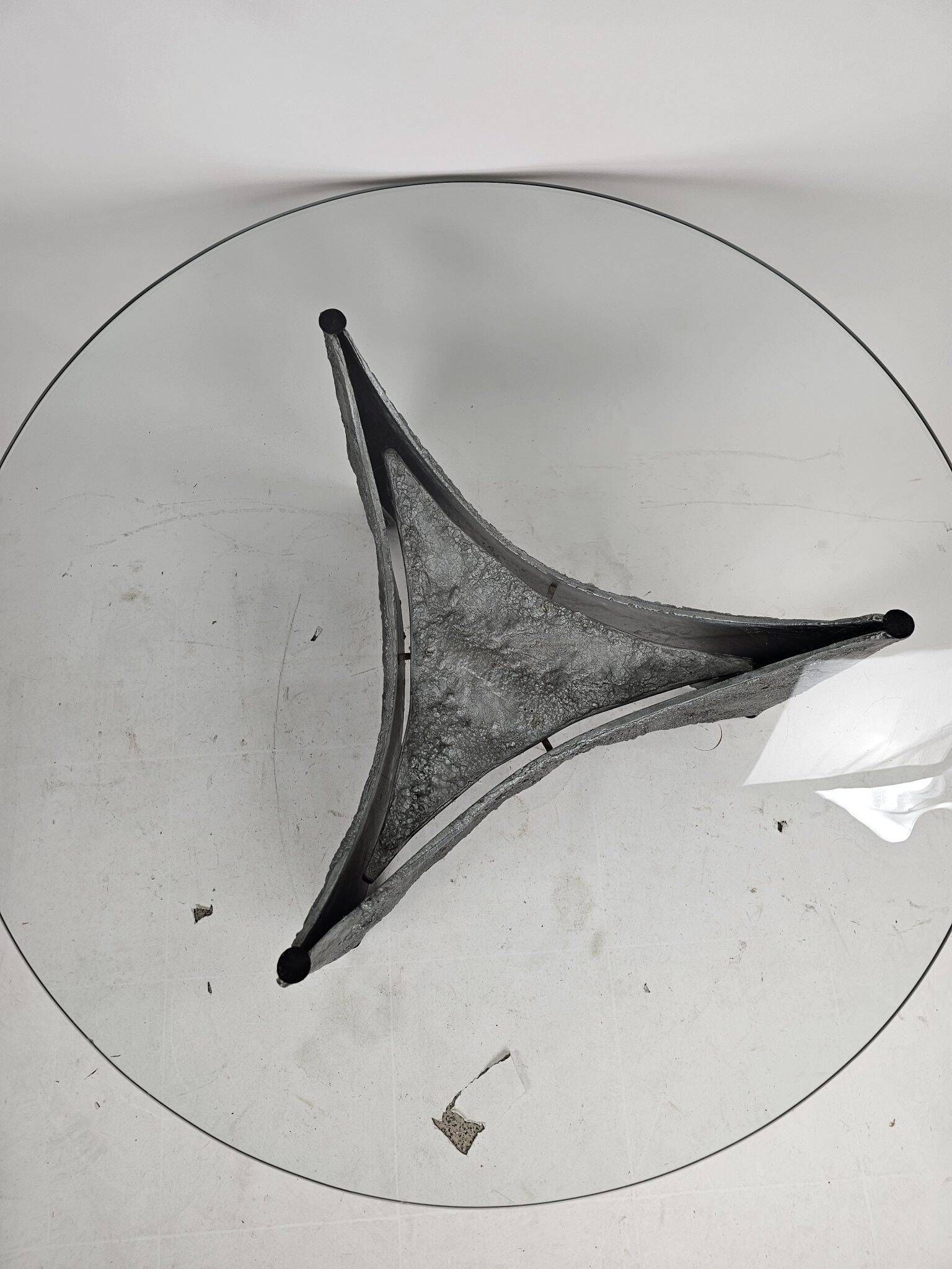 Table basse brutaliste ronde en aluminium coulé avec verre éclairé, années 1970