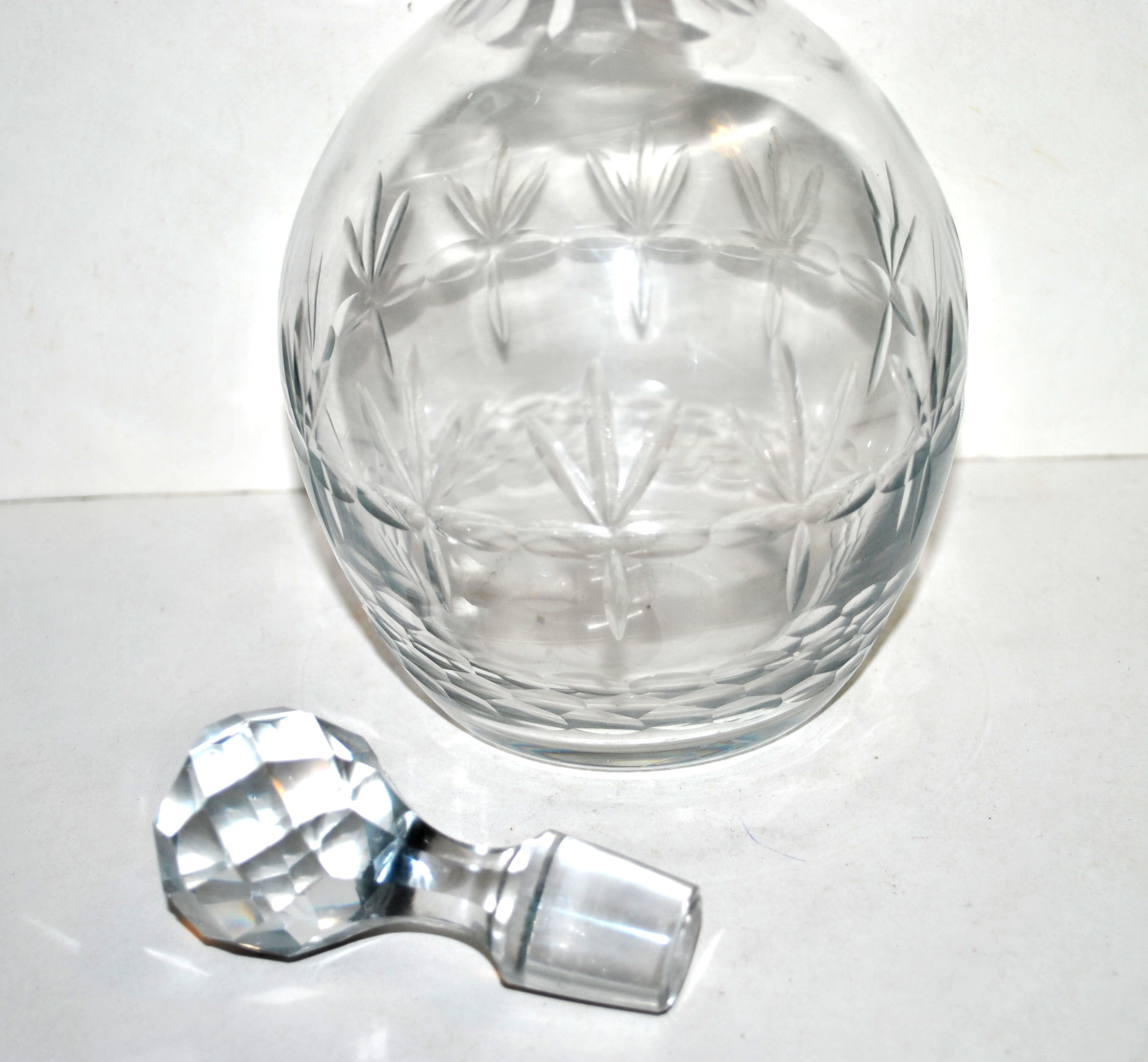 Vintage crystal decanter cut from star bevels and rice grains 1920-1930 bistrot