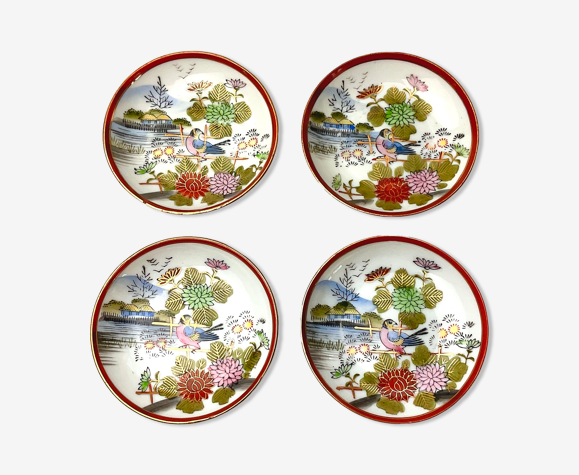 Lot de 4 coupelles en porcelaine fine. Japon