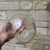 Ancienne carafe ronde en verre ciselé avec bouchon