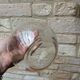 Ancienne carafe ronde en verre ciselé avec bouchon
