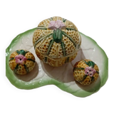 Salt and pepper display melon in slip