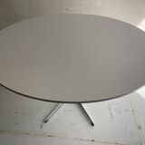 Round table A826 by Arne Jacobsen