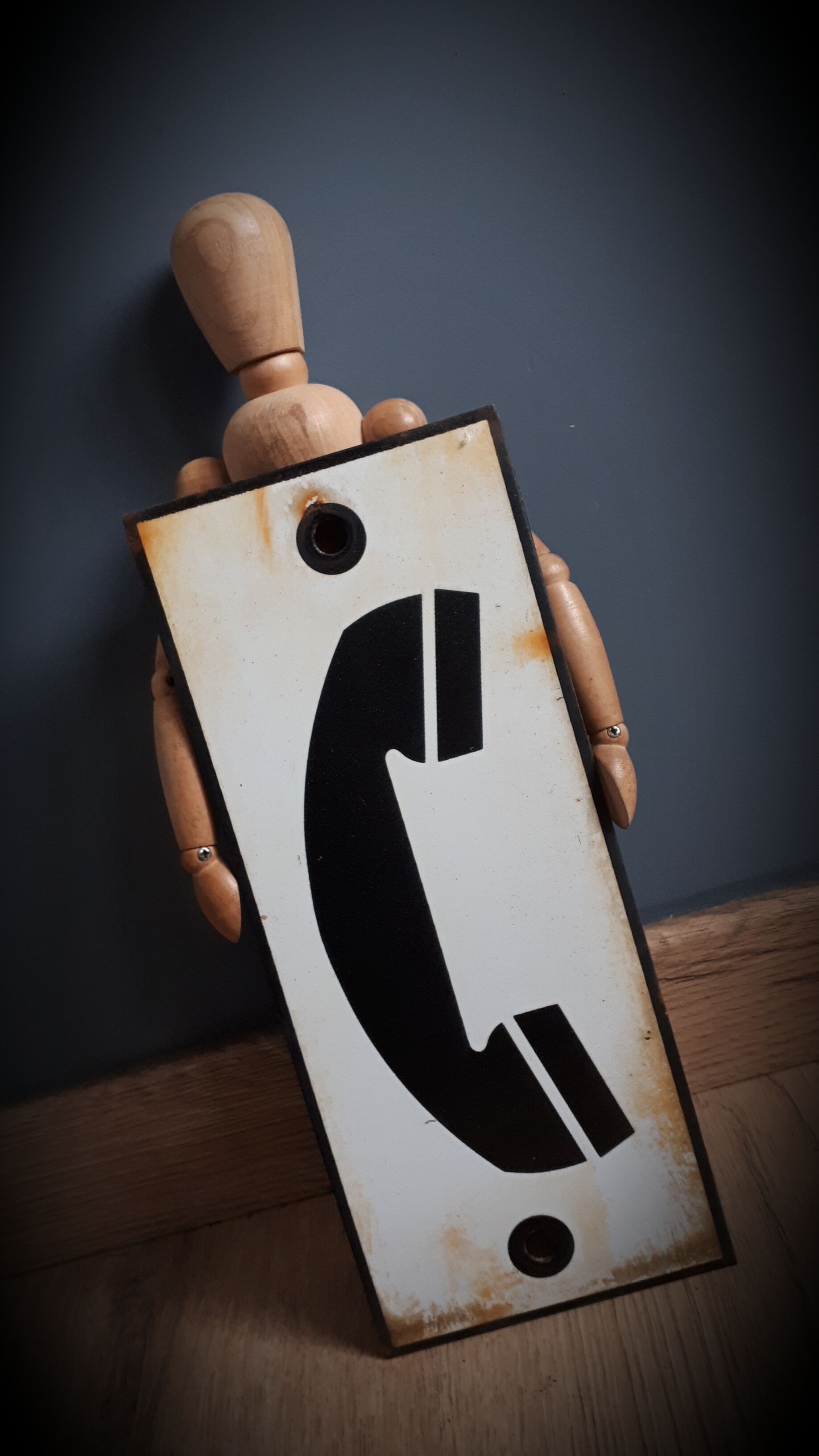 Enamelled phone plate