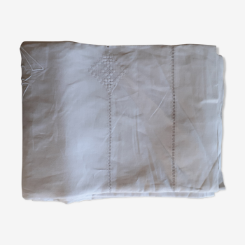 Drap grand et  ancien en fil Broderies avec jours  monogramme.