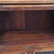Petite armoire vitrée en bois avec porte rentrante