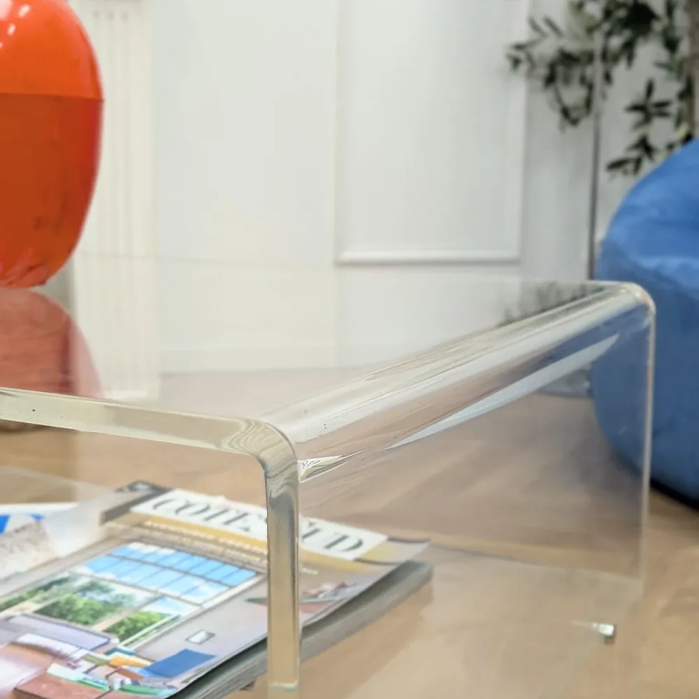 Vintage coffee table in plexiglass from the 1970s.