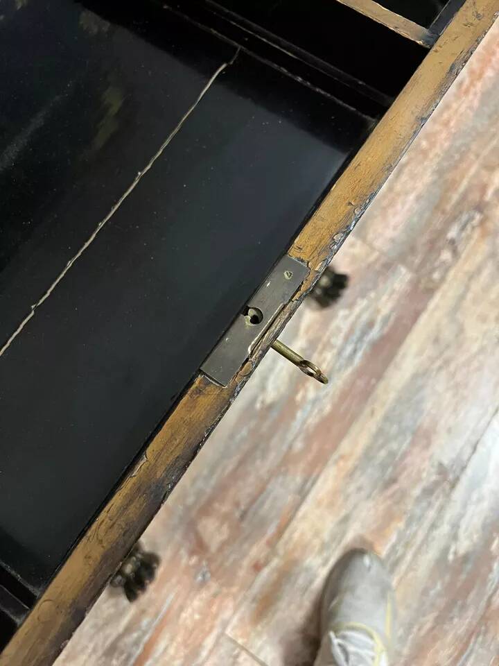 Lacquered work table, blackened wood decorated with Chinese scenes, Napoleon III period circa 1850