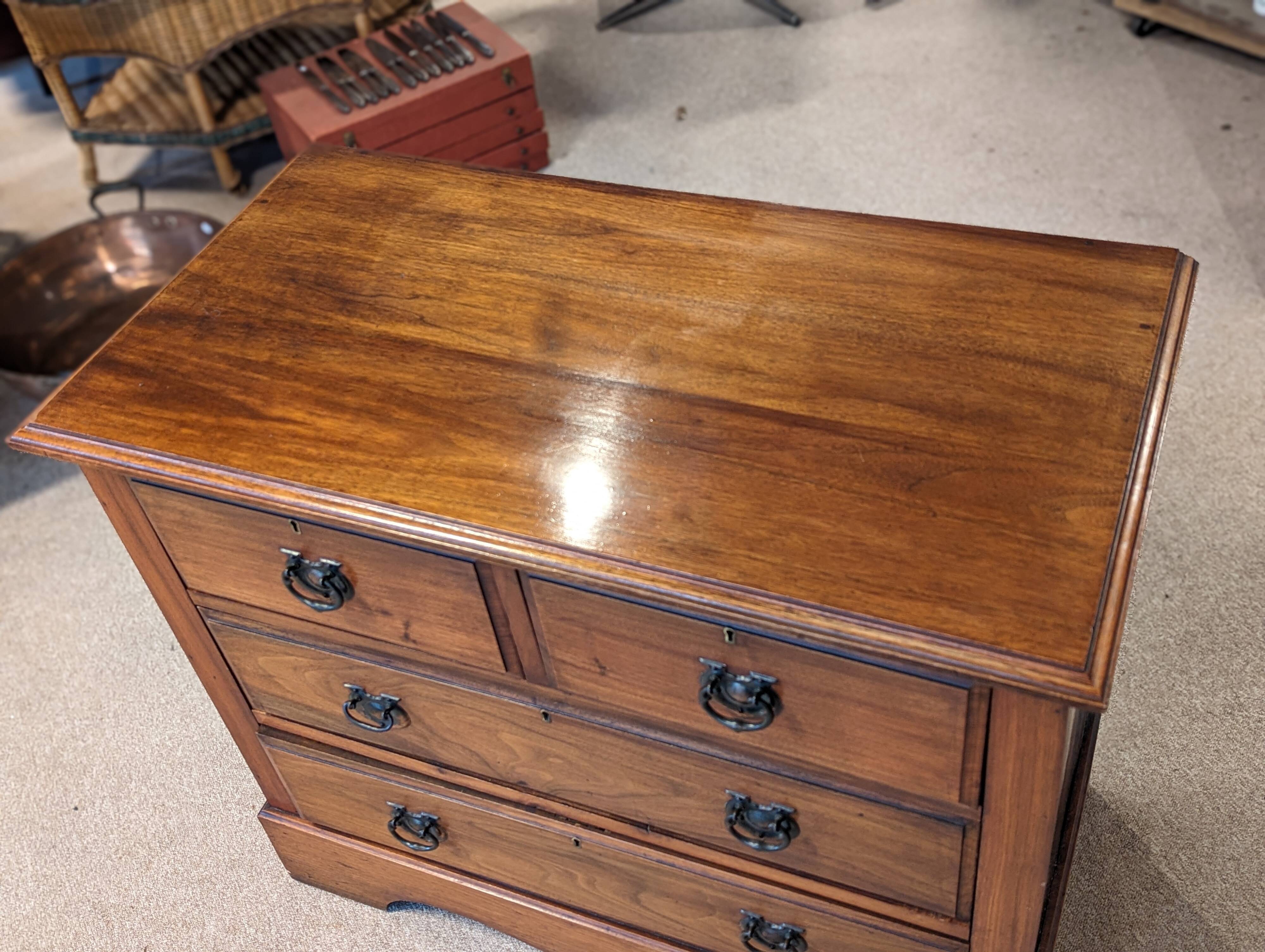 English mahogany chest of drawers