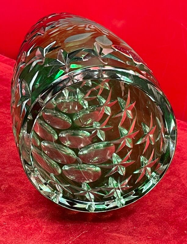 Carved crystal vase of green color - Work of Bruno LEHRER H : 25 cm