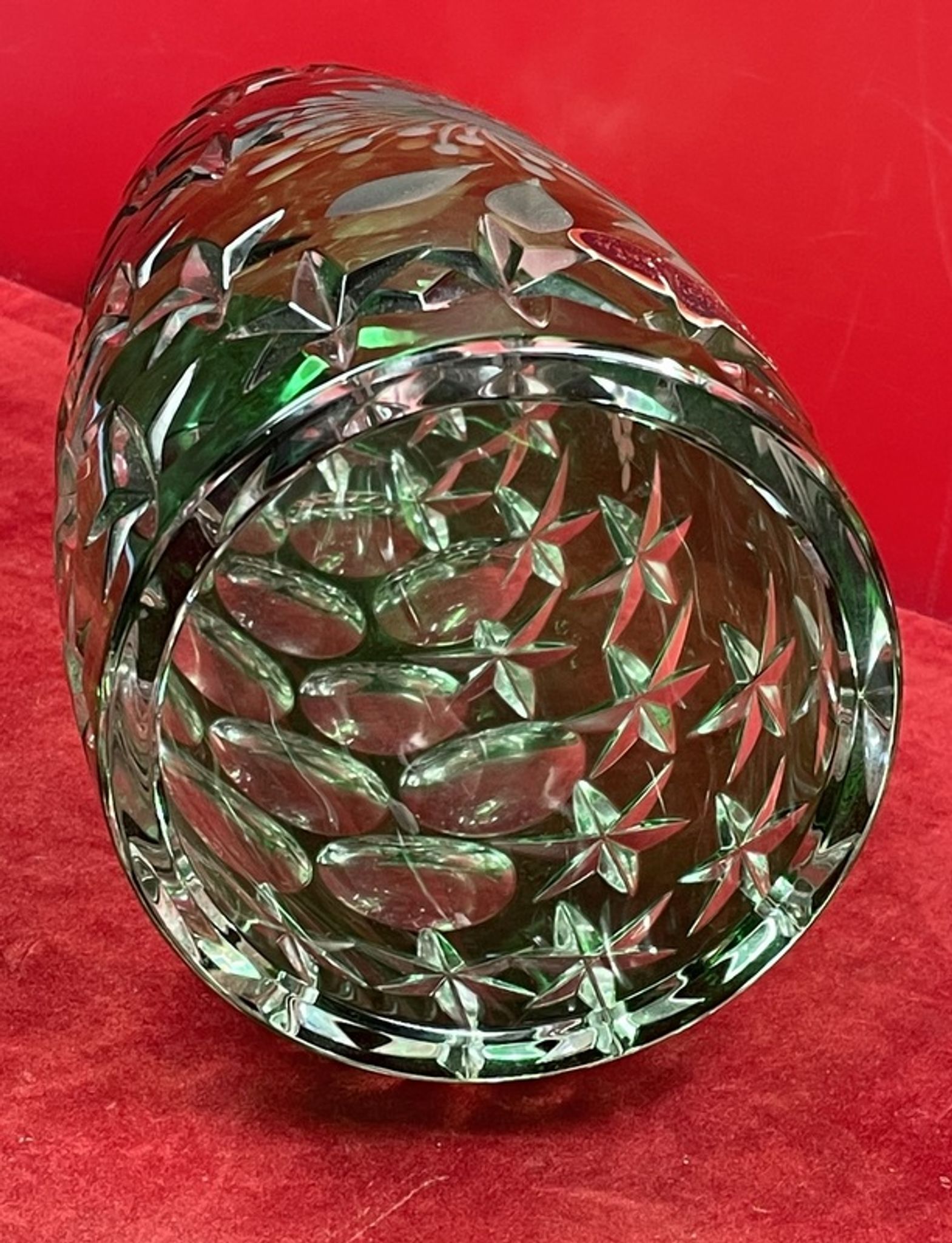 Carved crystal vase of green color - Work of Bruno LEHRER H : 25 cm