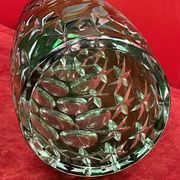 Carved crystal vase of green color - Work of Bruno LEHRER H : 25 cm
