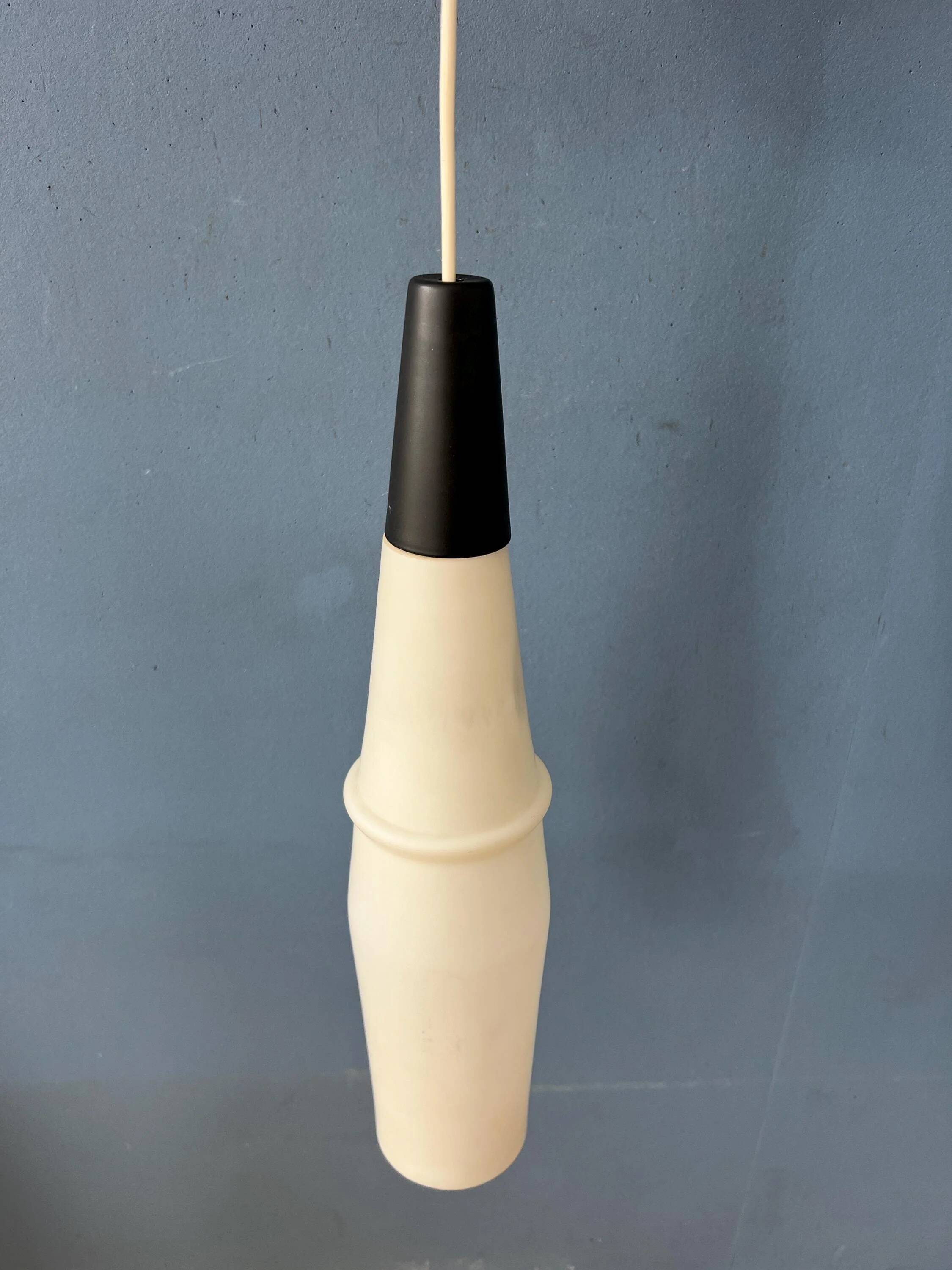 Suspension longue Mid-Century en verre opalin