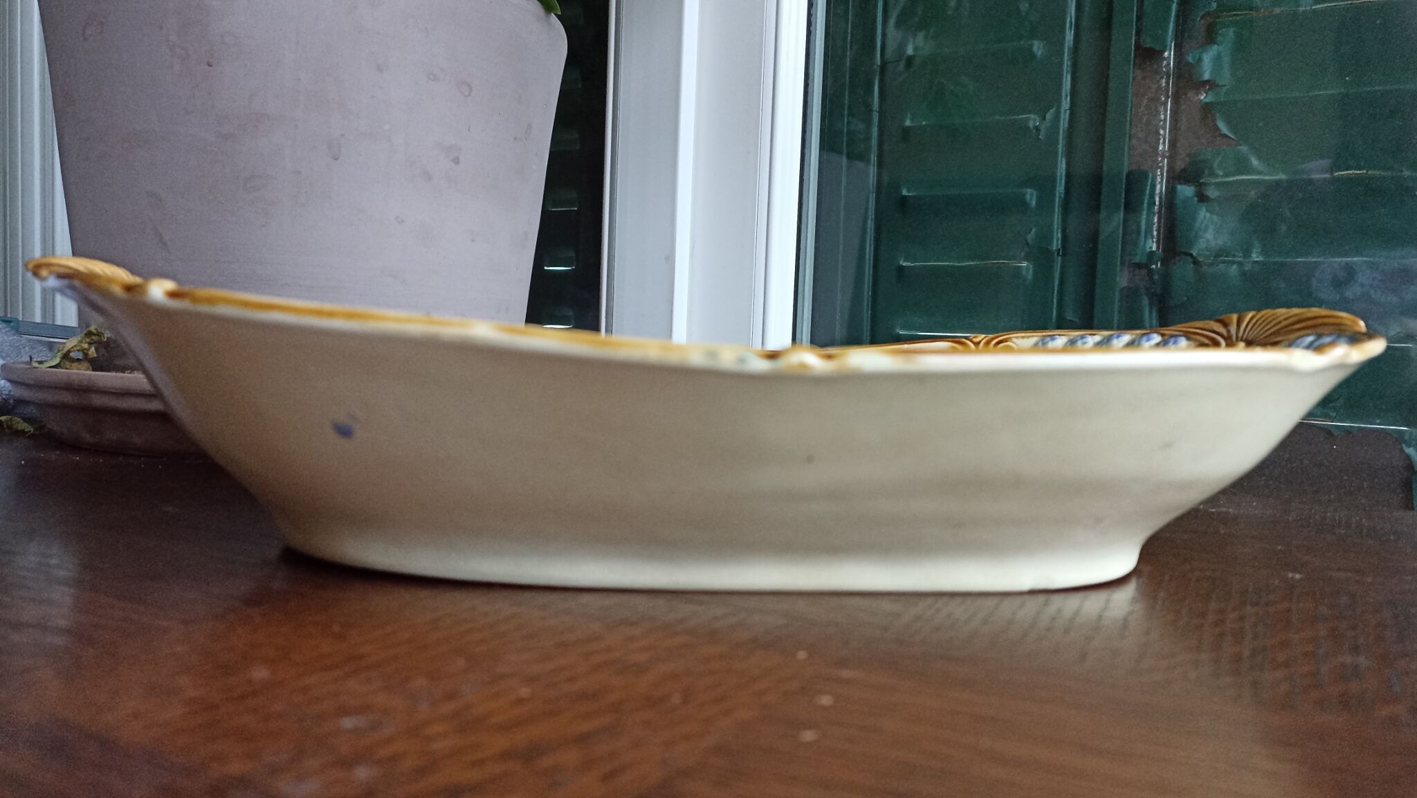 Asparagus dish in earthenware barbotine Onnaing