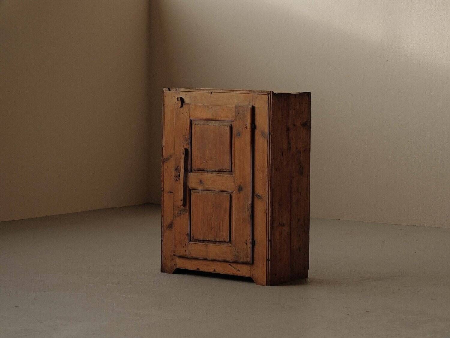 Alpine furniture in solid larch – Folk art – Savoy, 19th century