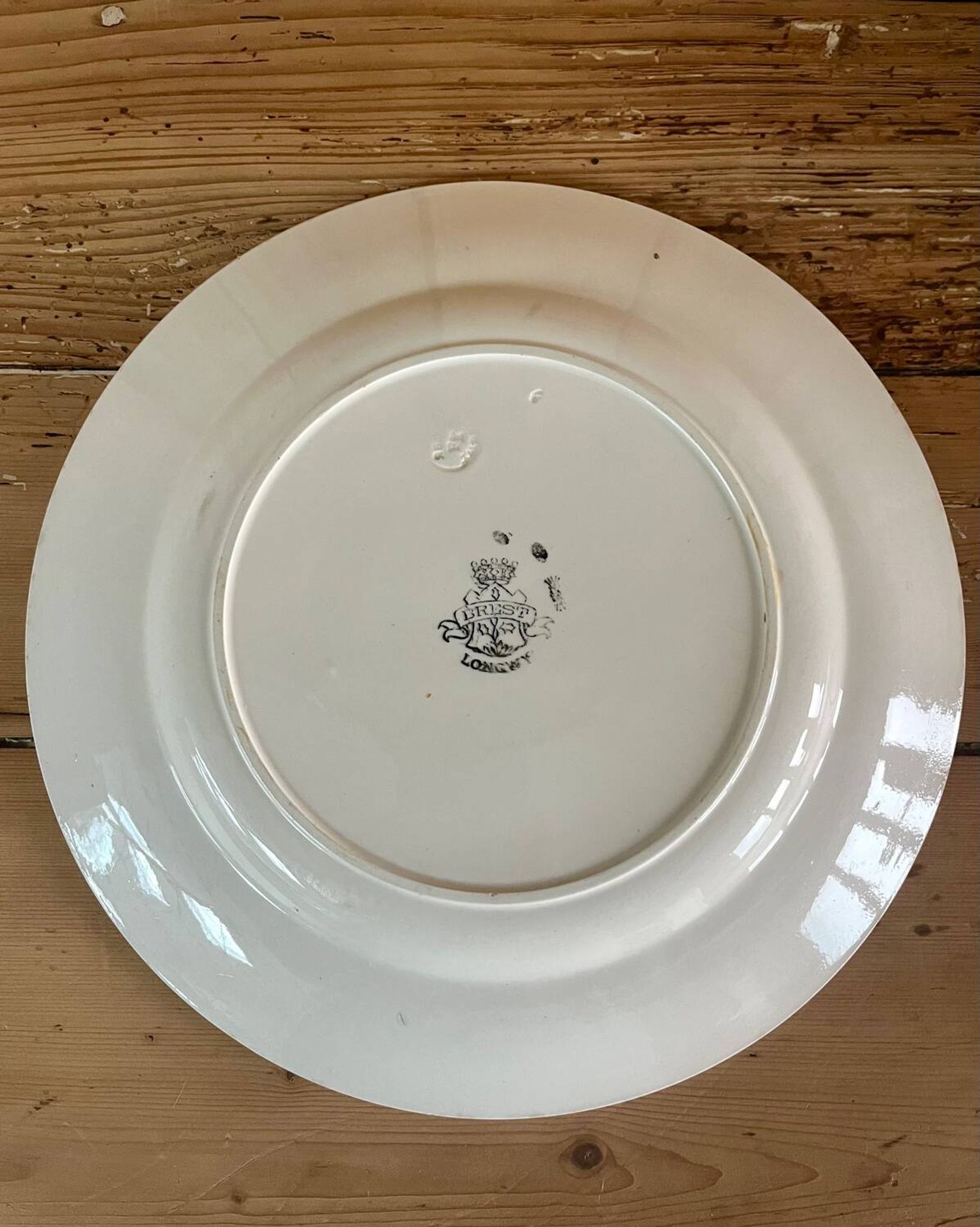 Grand plat rond terre de fer Longwy Brest