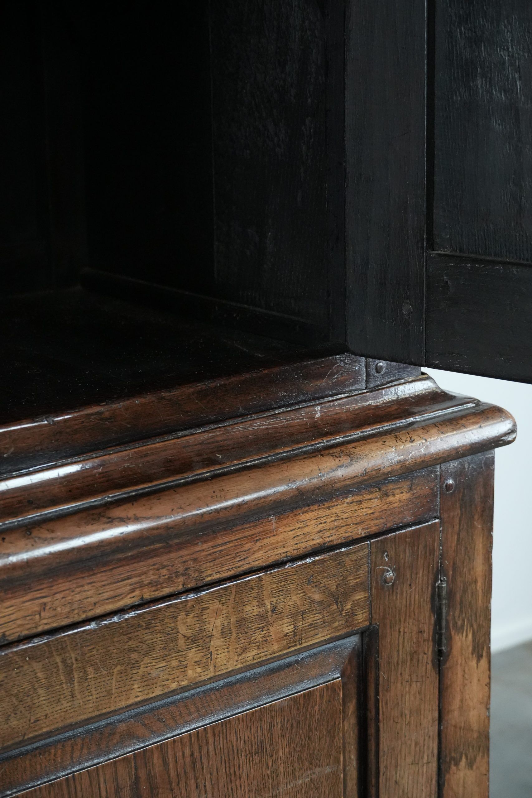 Armoire/ buffet anglais du XVIIIe siècle en chêne.