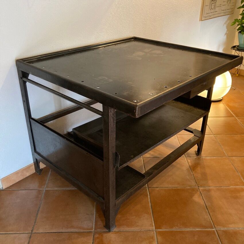 Former postal sorting table La Poste PTT 70