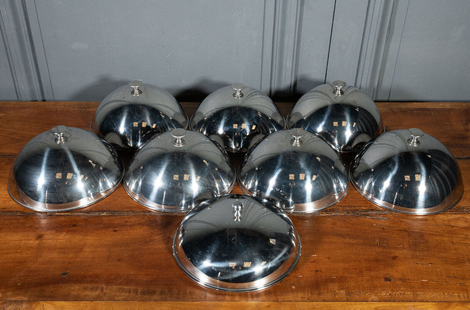Suite de 8 cloches en inox service de table XXe