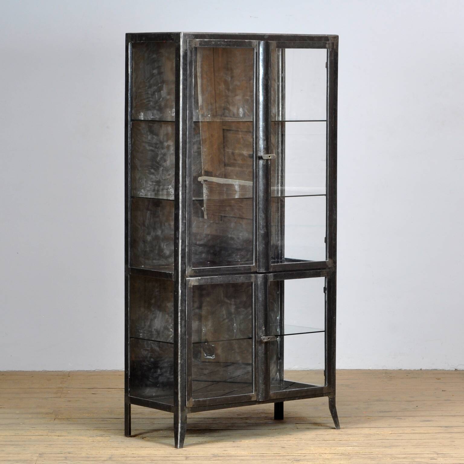 Armoire médicale vintage en verre et en fer, années 1950