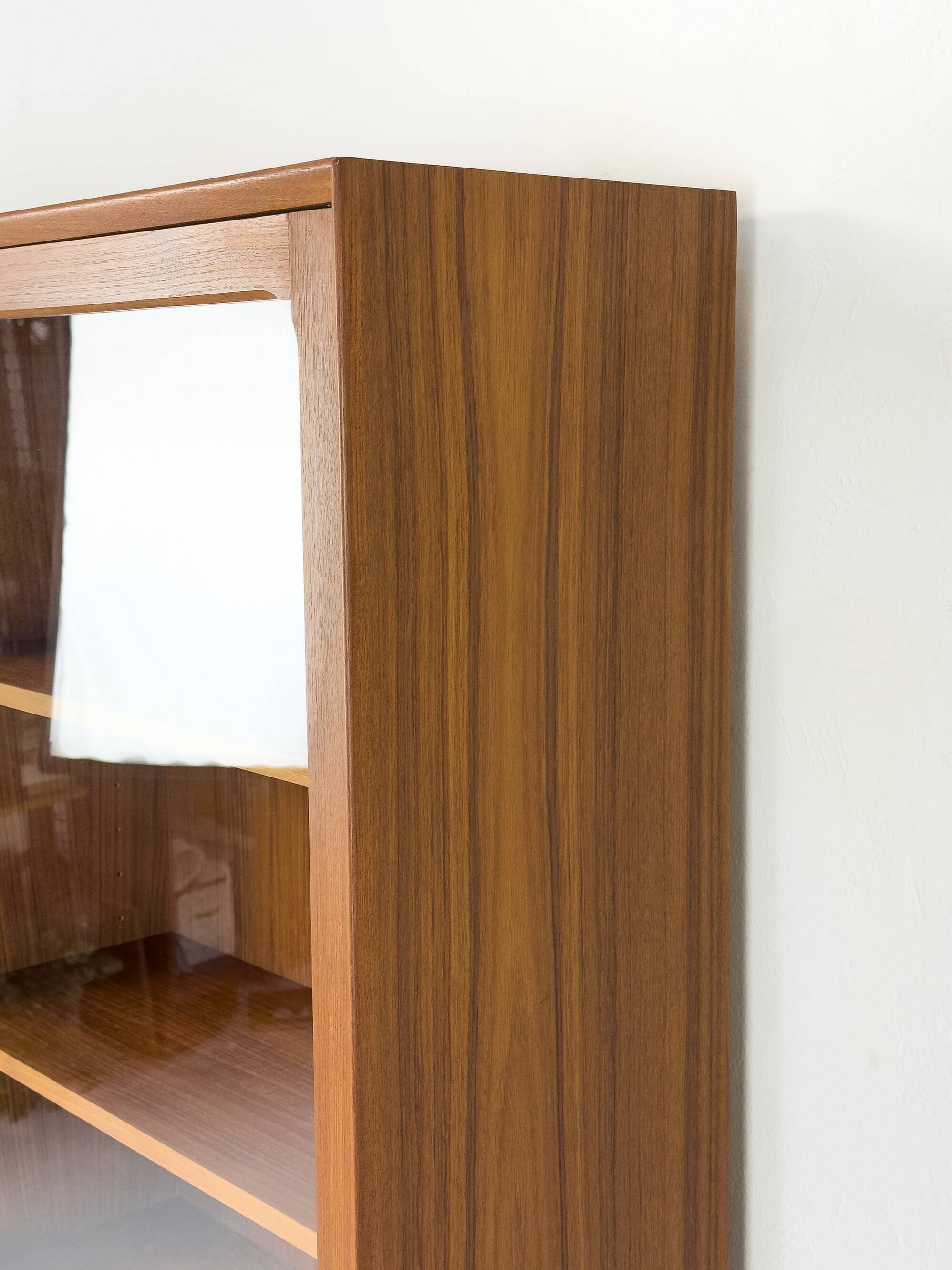 Buffet en teck avec portes en verre par Brouer Møbler, années 1960.