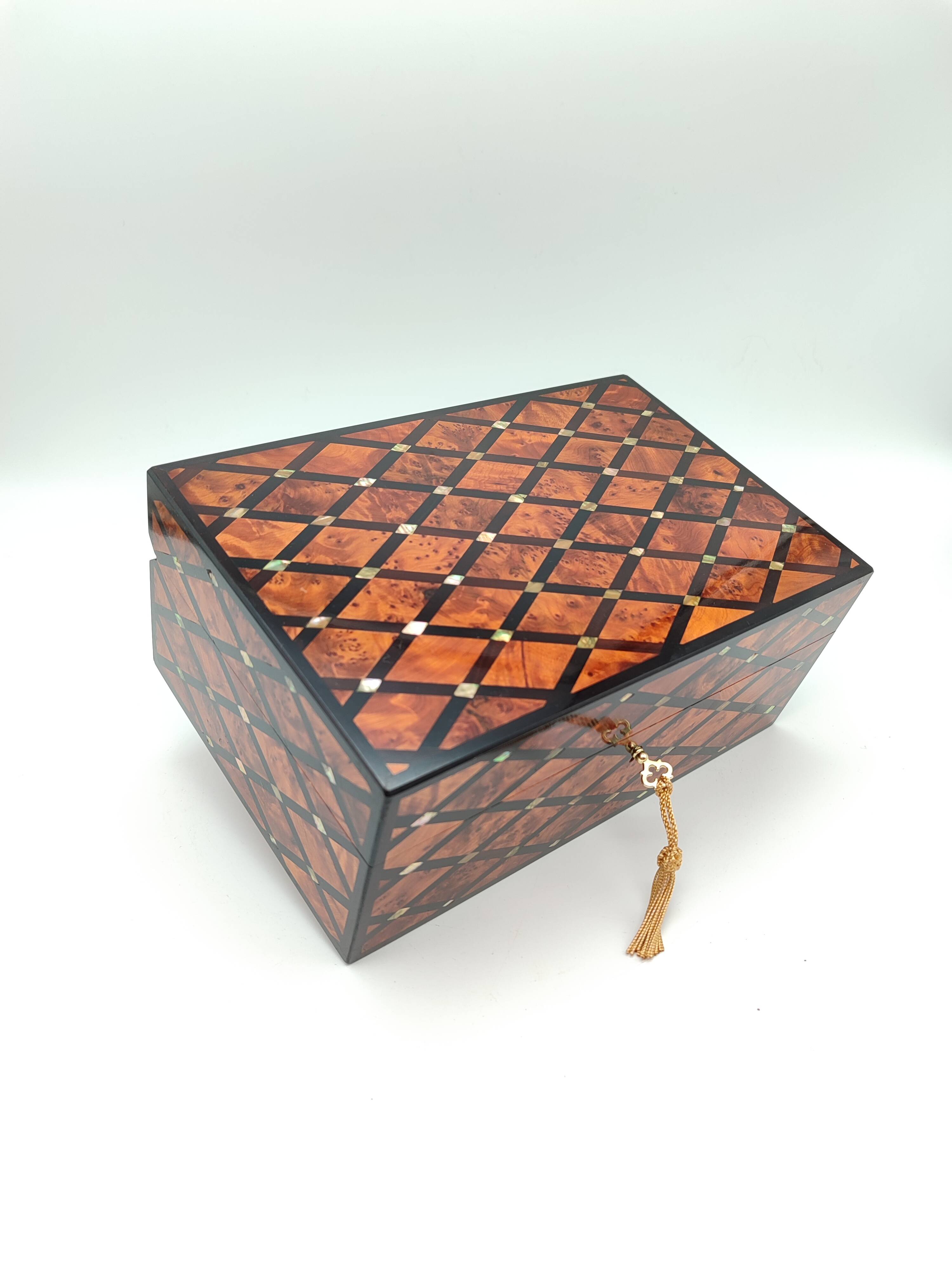 Jewelry box in fully inlaid thuja wood (mother-of-pearl and acacia)