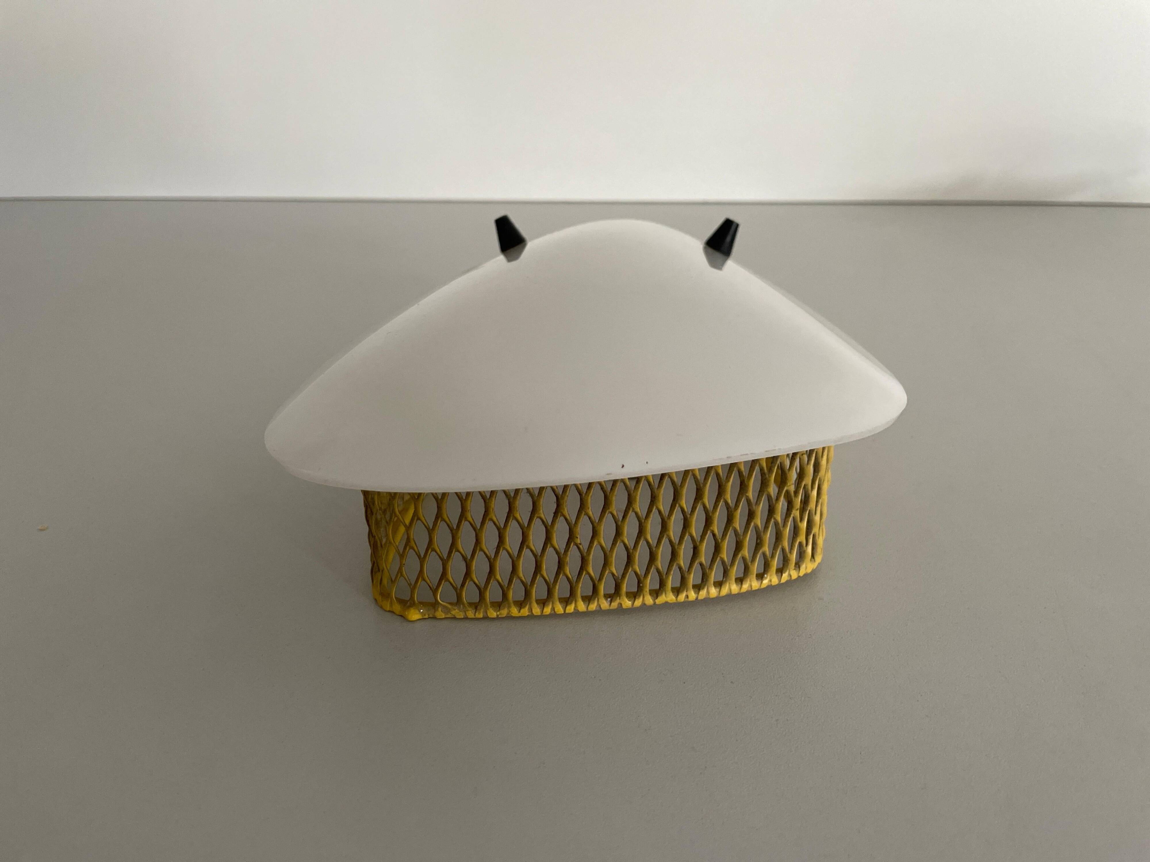 Applique simple du milieu du siècle en plexiglas blanc et métal jaune, années 1950, Allemagne