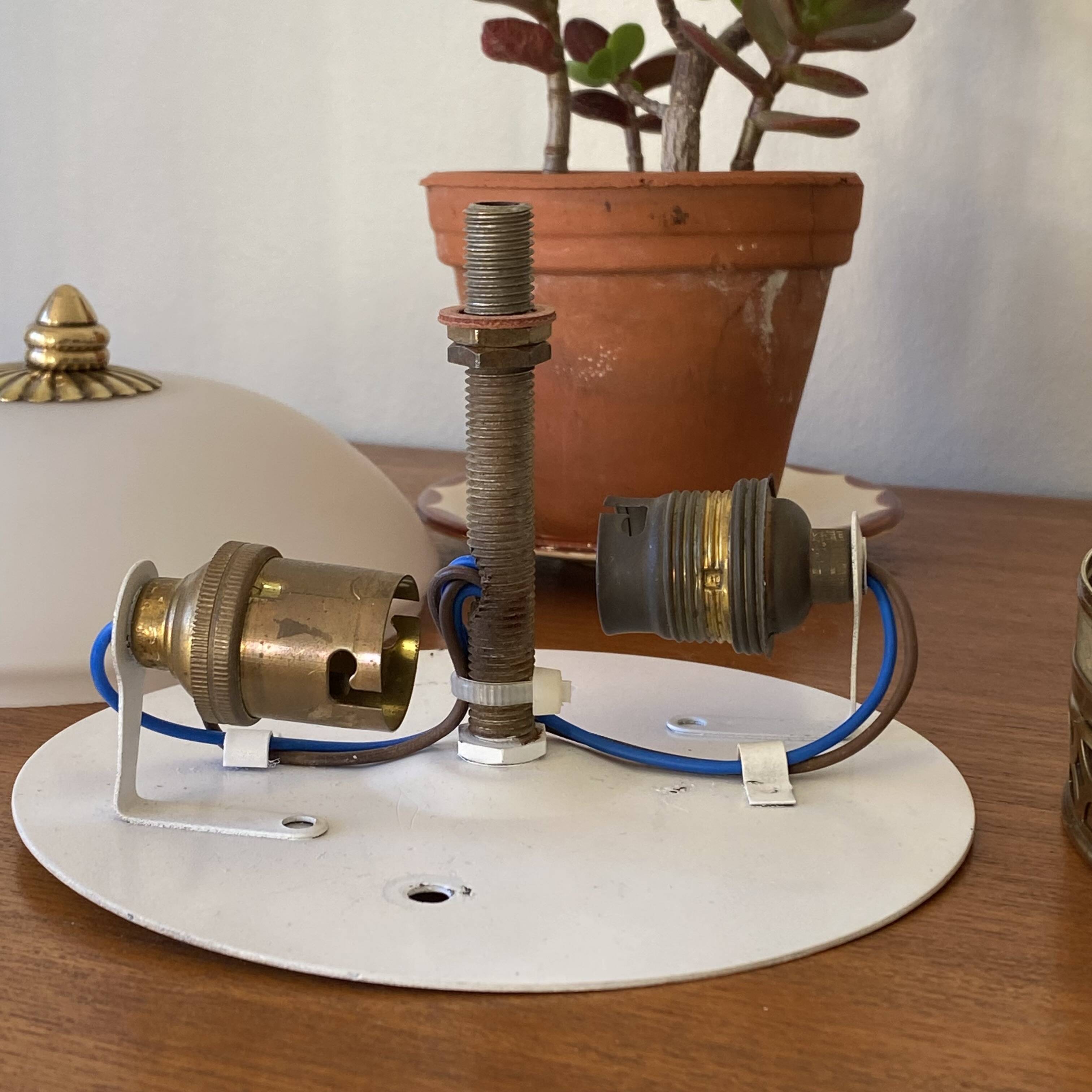 Paire d'appliques plafonniers anciens demi sphérique verre blanc et laiton