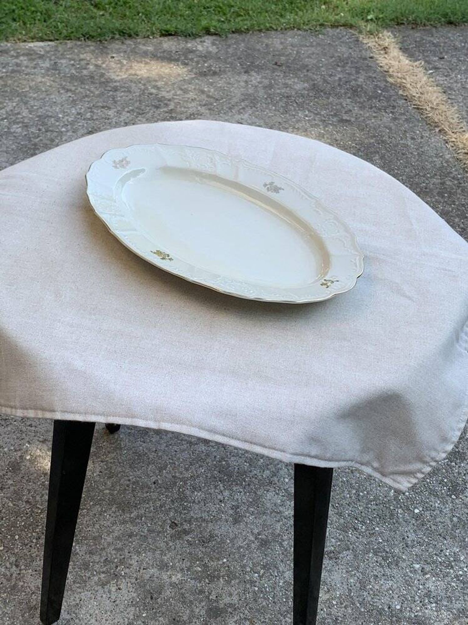 Large yellow porcelain serving dish by Bernadotte from the 1960s, with a gold rim and relief.