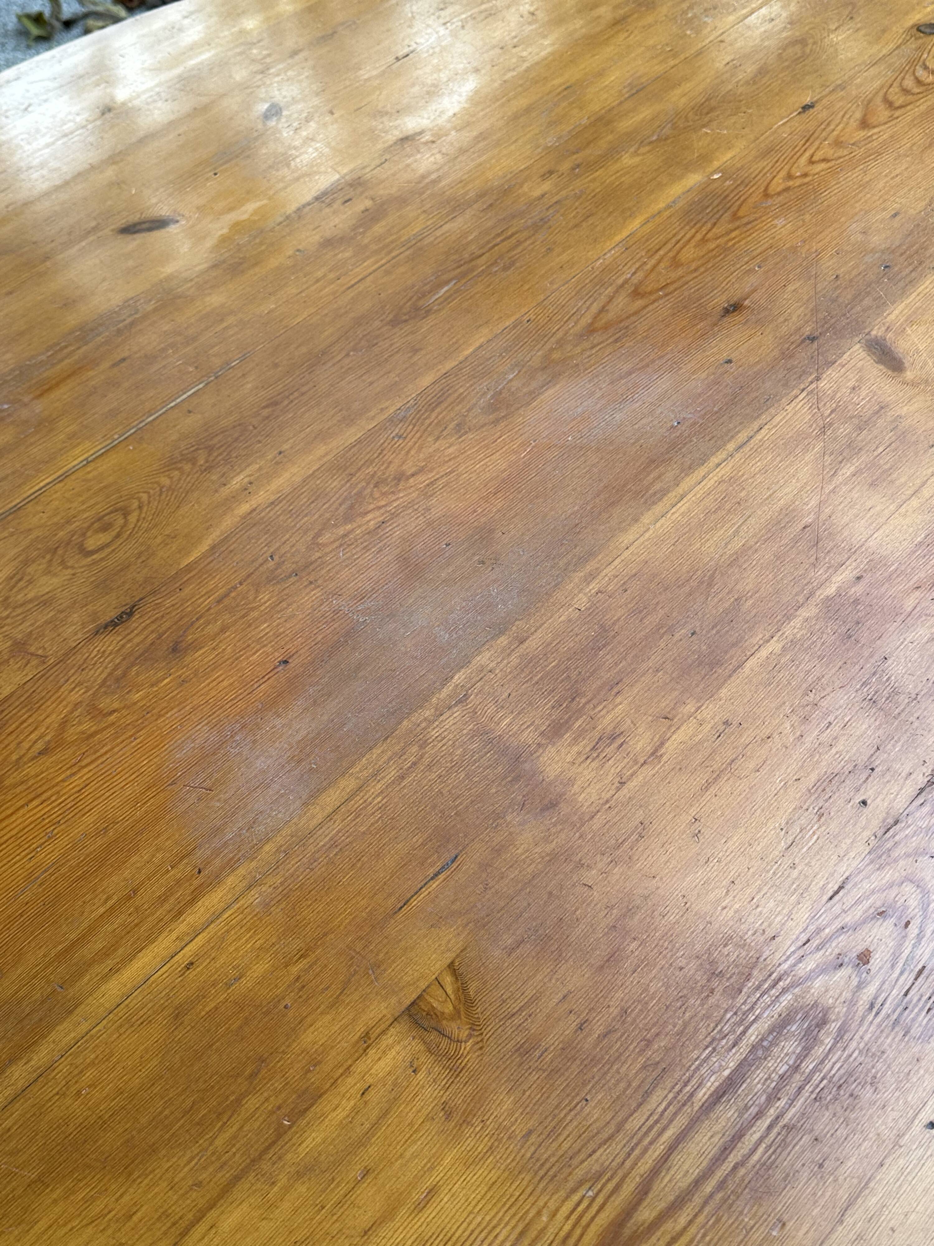 Round pine table with a diameter of 120 cm.