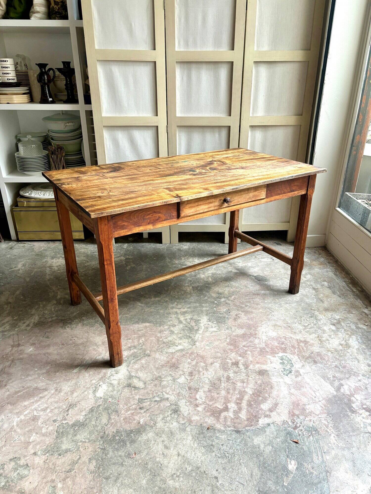 Table de ferme en bois foncé 1 tiroir