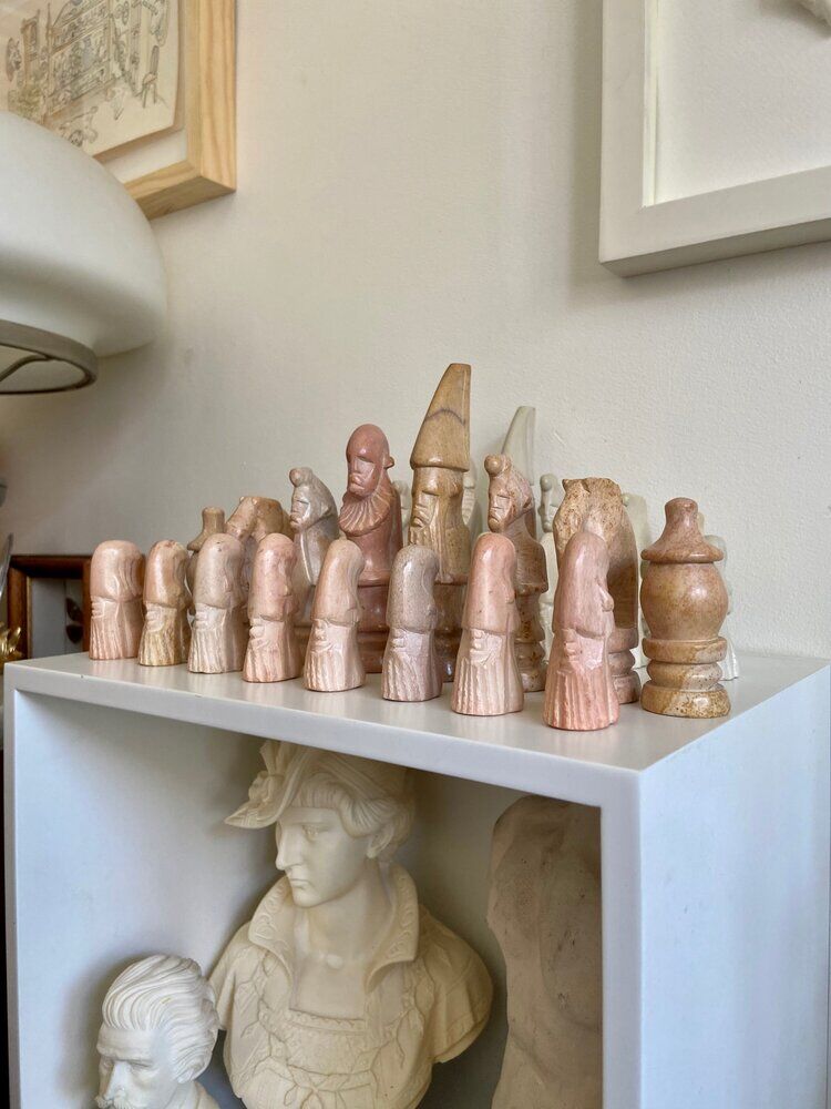 32 stone chess pieces