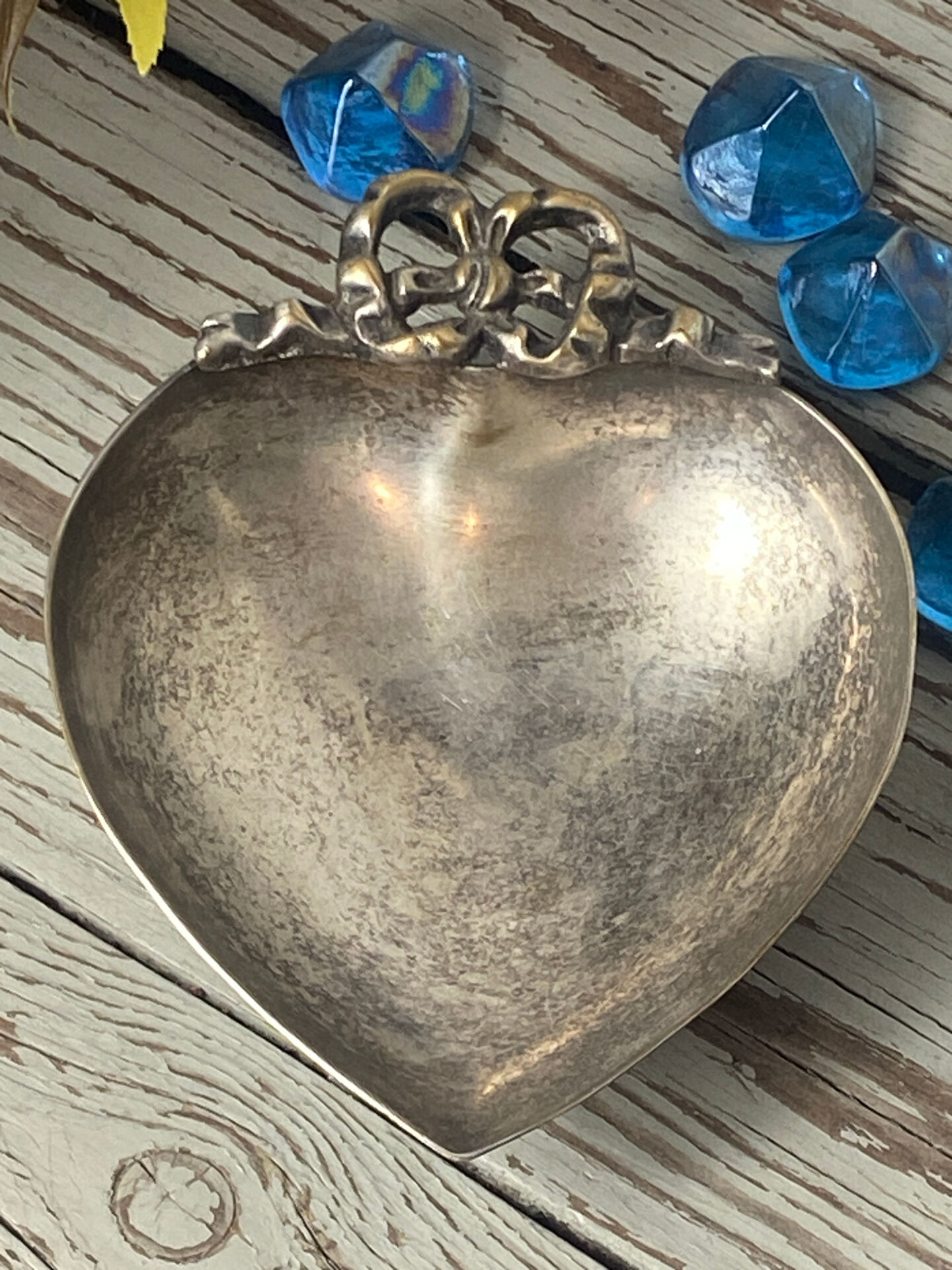 Heart and bow metal silver-plated catchall tray