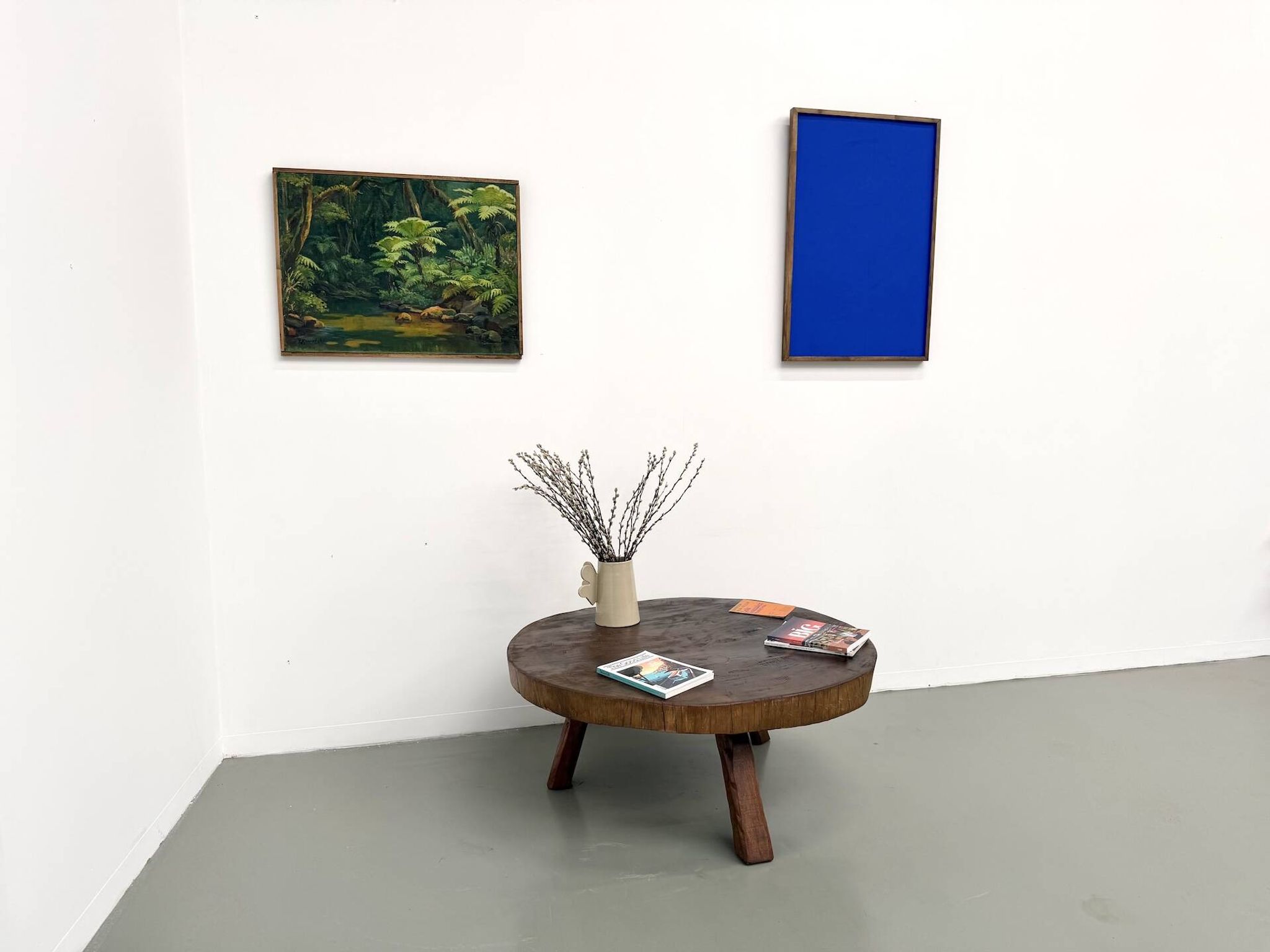 Table basse brutaliste en teck massif, slab monolithique, piètement tripode