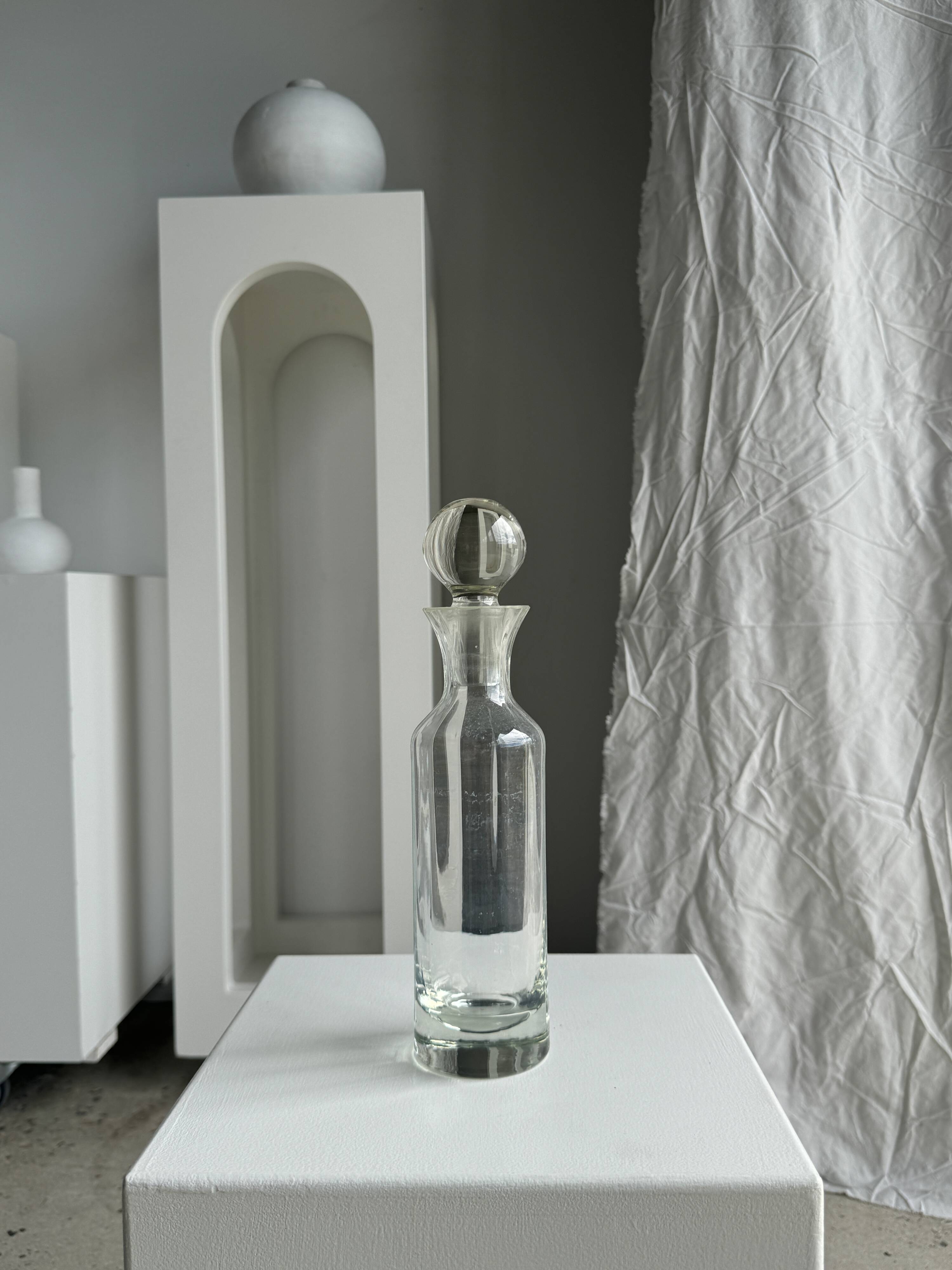 Small ribbed glass carafe, large round cap