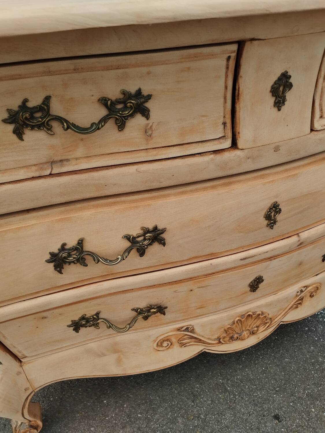 Beautiful antique Louis XV style chest of drawers