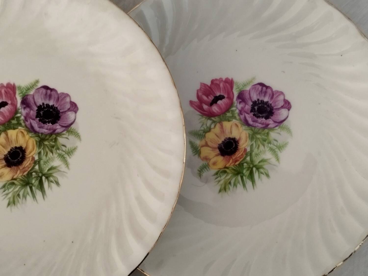 Assiettes Plates Porcelaine Vitriam Décor Fleurs d'Anémones Vintage