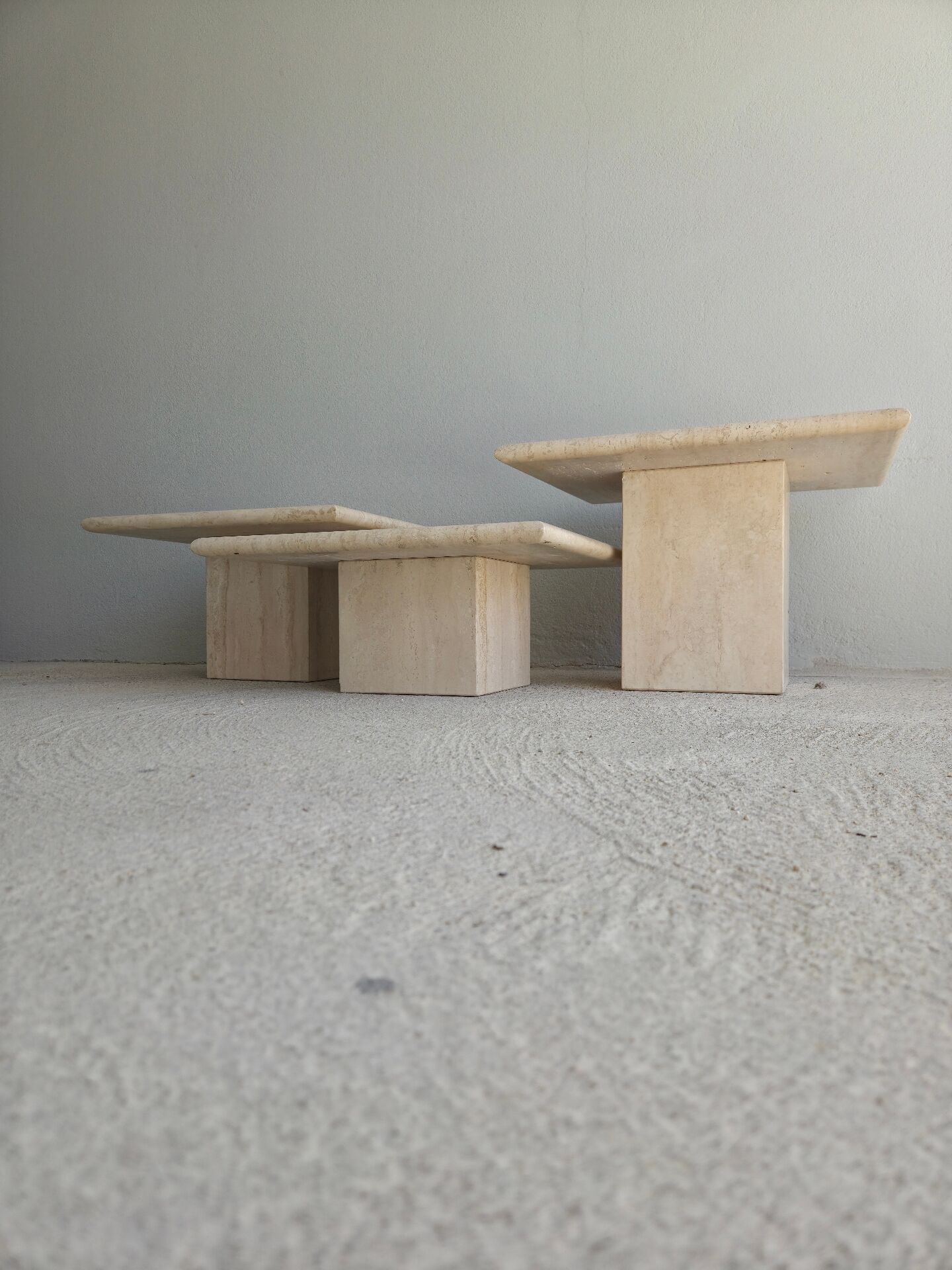 Tables gigognes- basses travertin 1970