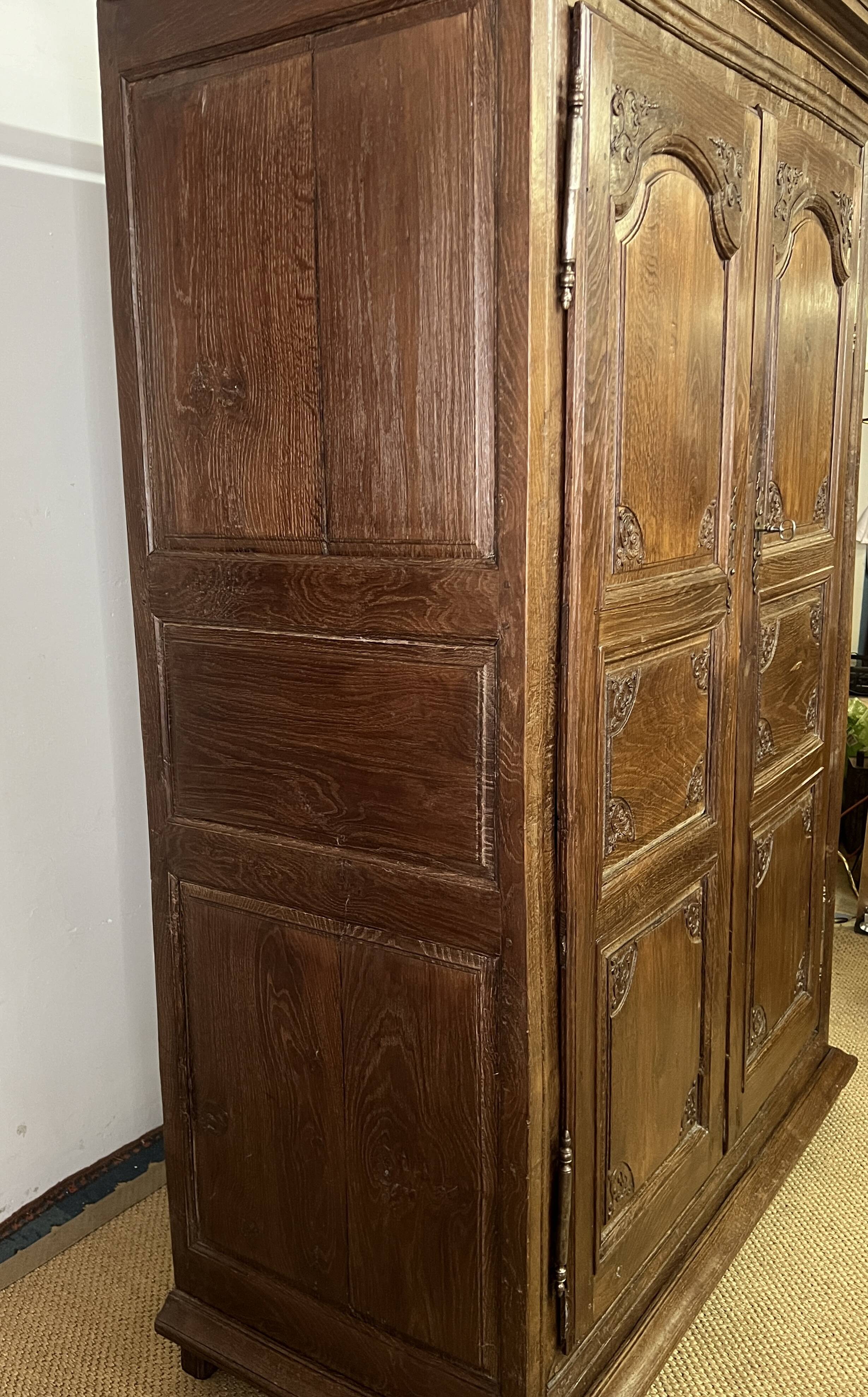 Armoire Louis XV en bois sculpté du XVIIIè siècle