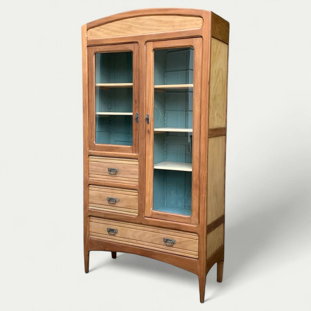 Armoire parisienne d’hôtel vitrée bois brut 1930