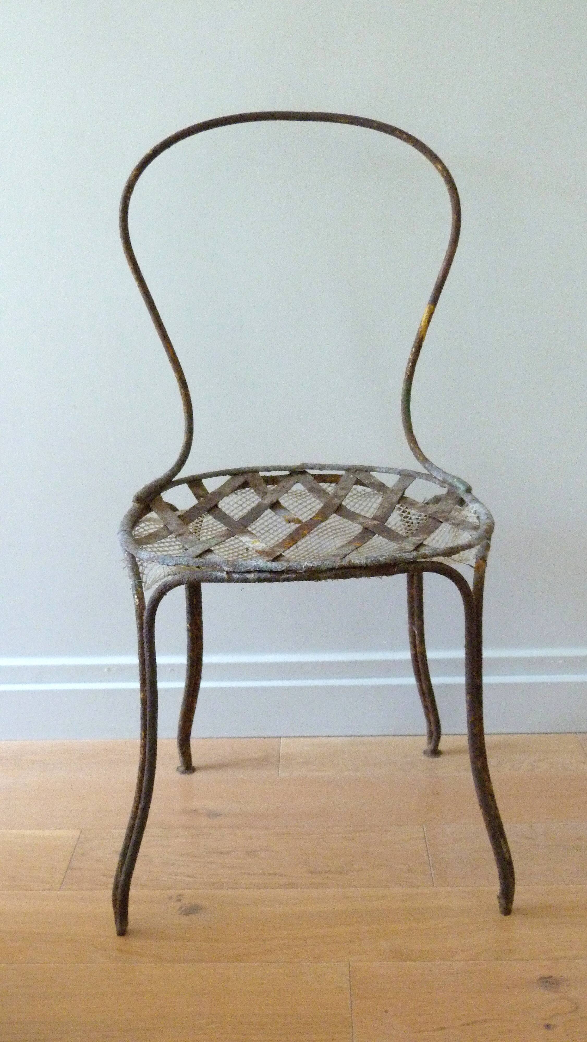 Chaise ancienne décoration florale balcon jardin