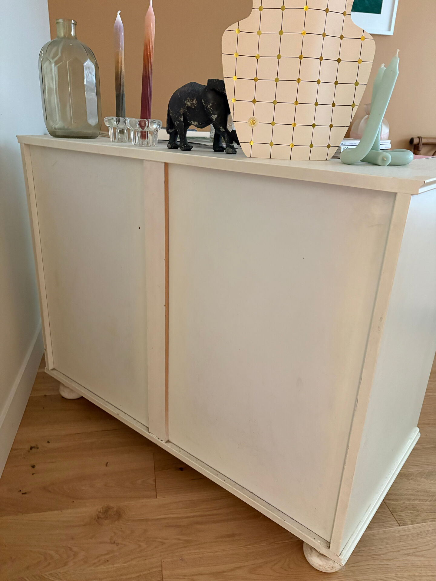Antique chest of drawers with 4 drawers