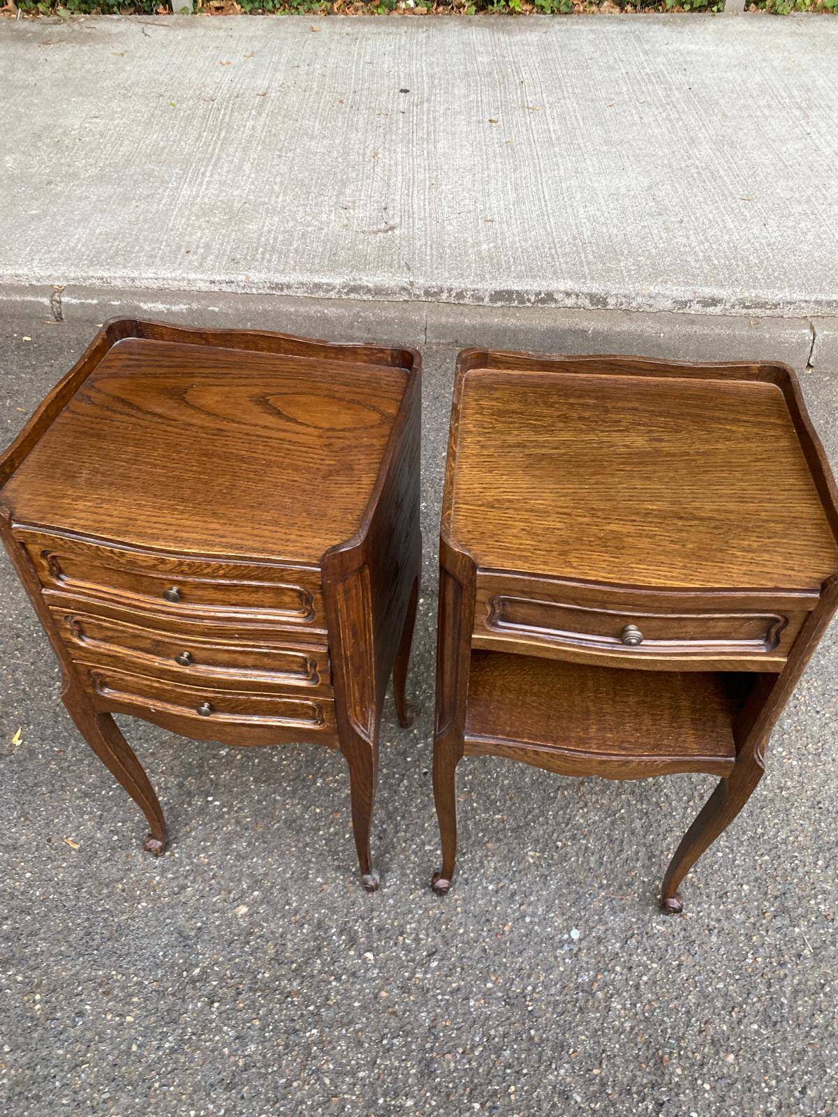 2 Louis XV bedside tables made of curved solid oak with drawers from 1960.