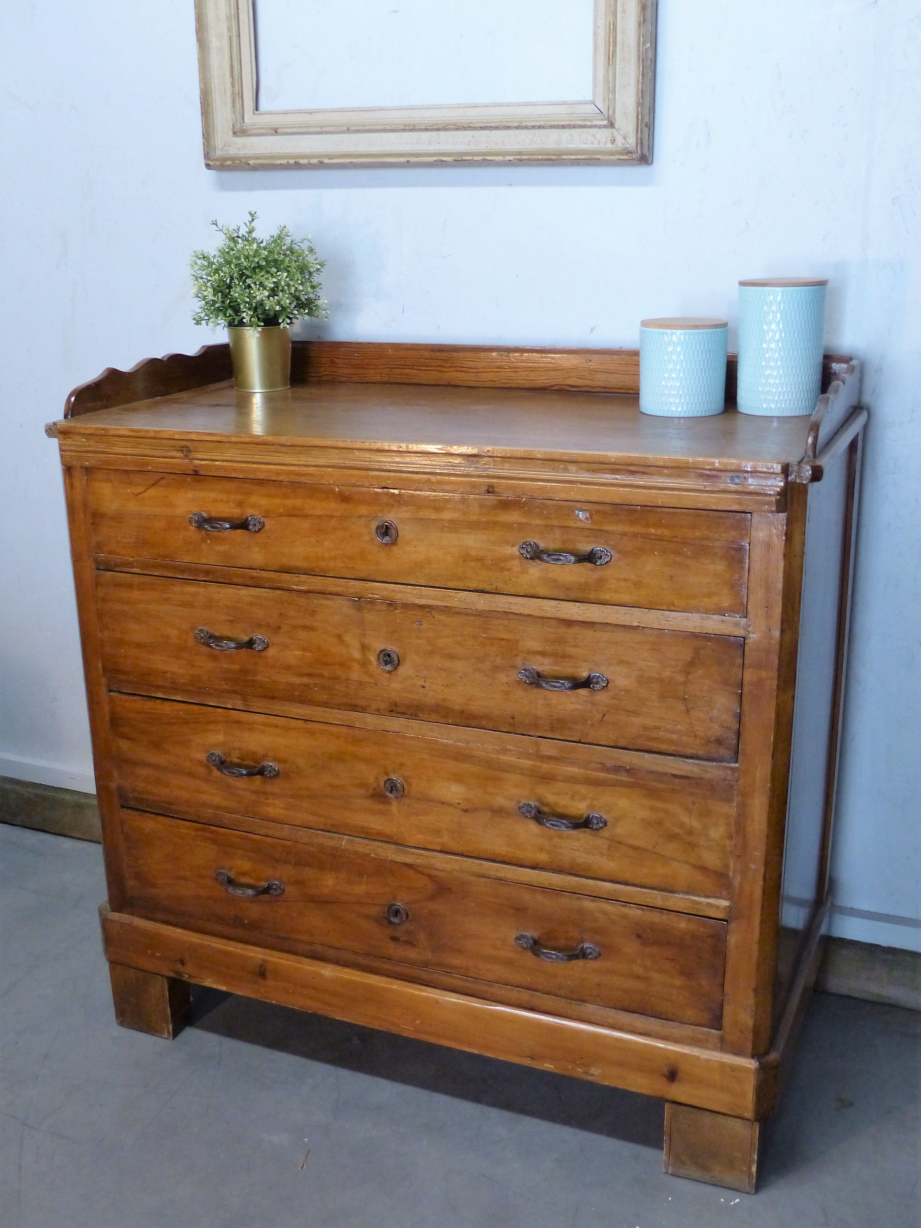 Old dresser 4 drawers