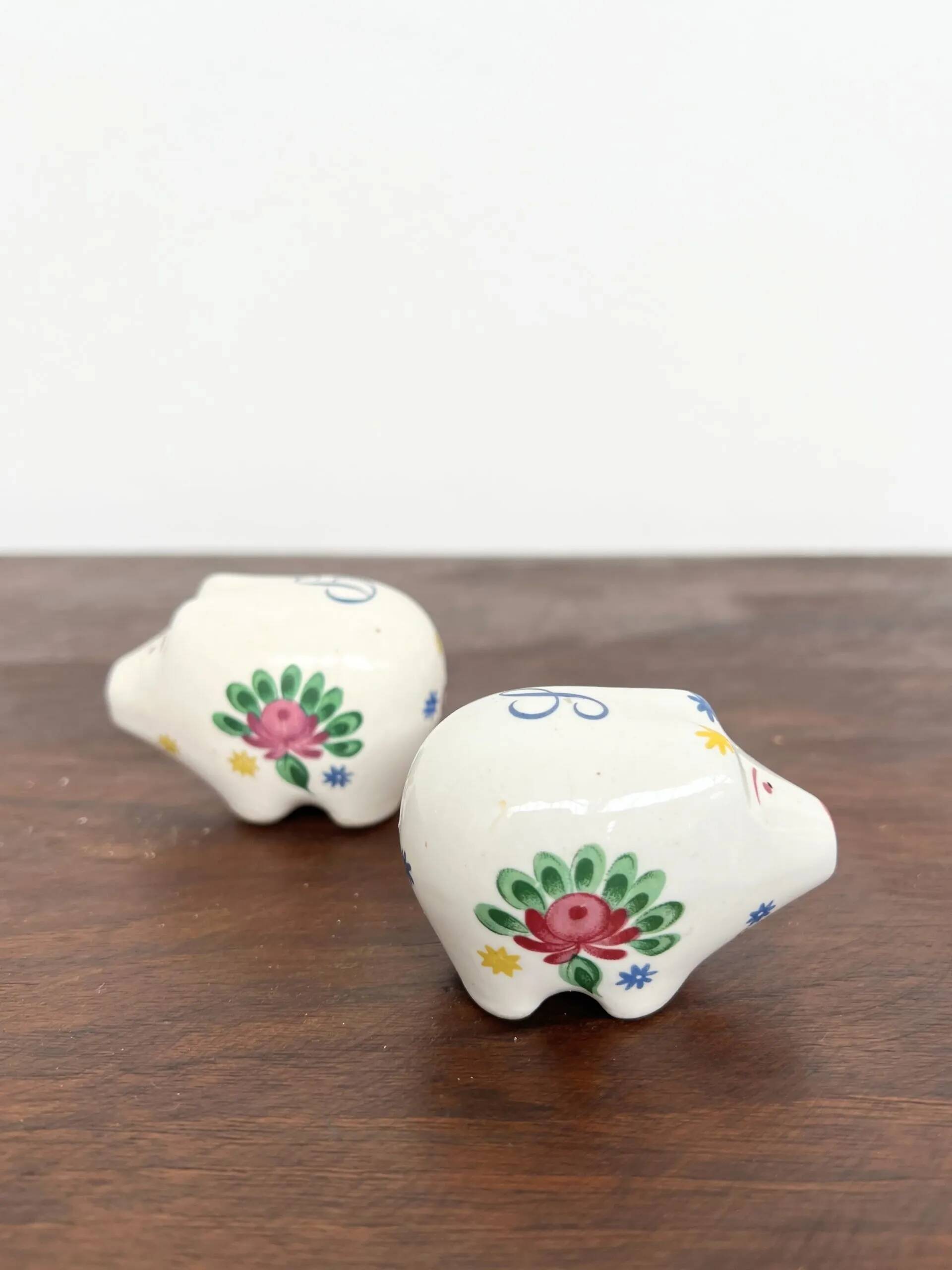 Ceramic pig salt and pepper shaker set