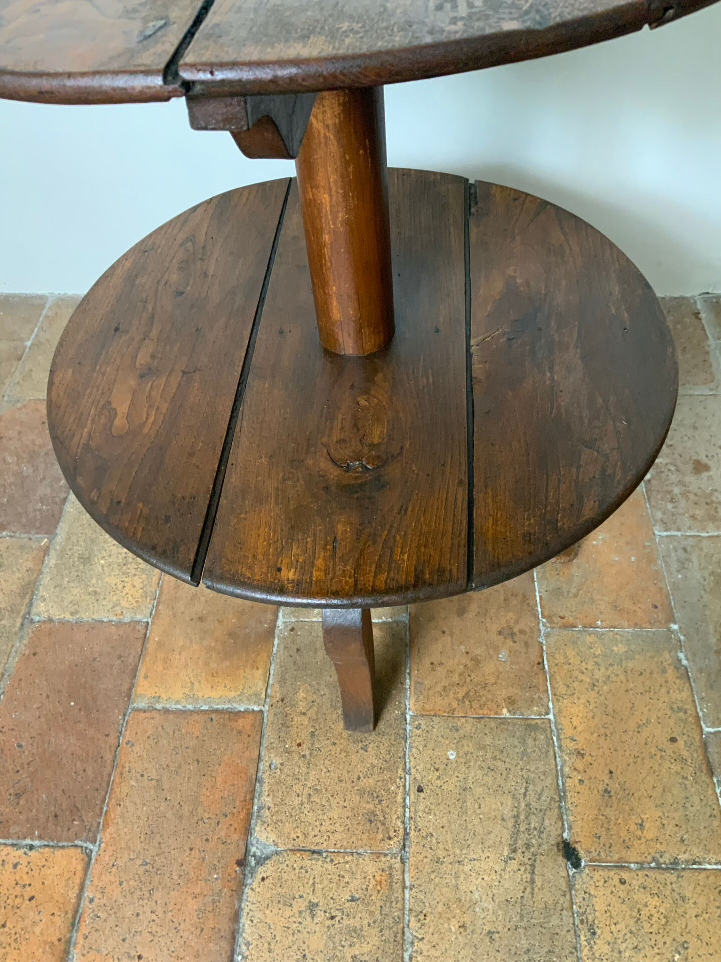 Side table or pedestal table