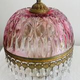 Suspension ancienne en verre rose avec pampilles.