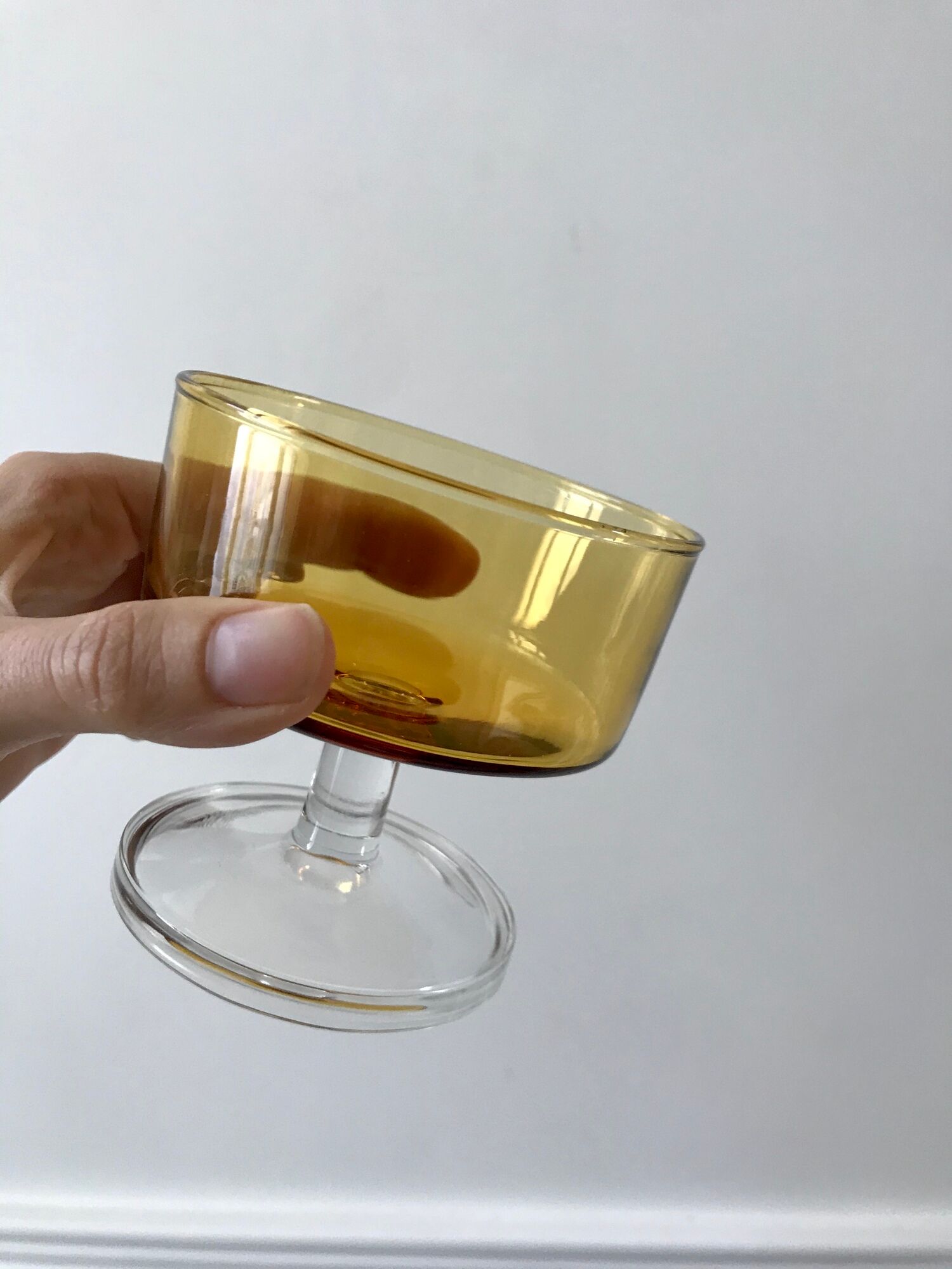 Set of 8 champagne glasses in amber colored glass and garnet 70s
