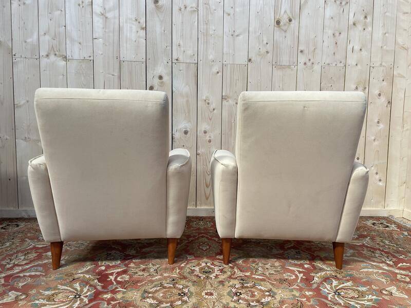 Paire de fauteuils contemporains en suédine beige